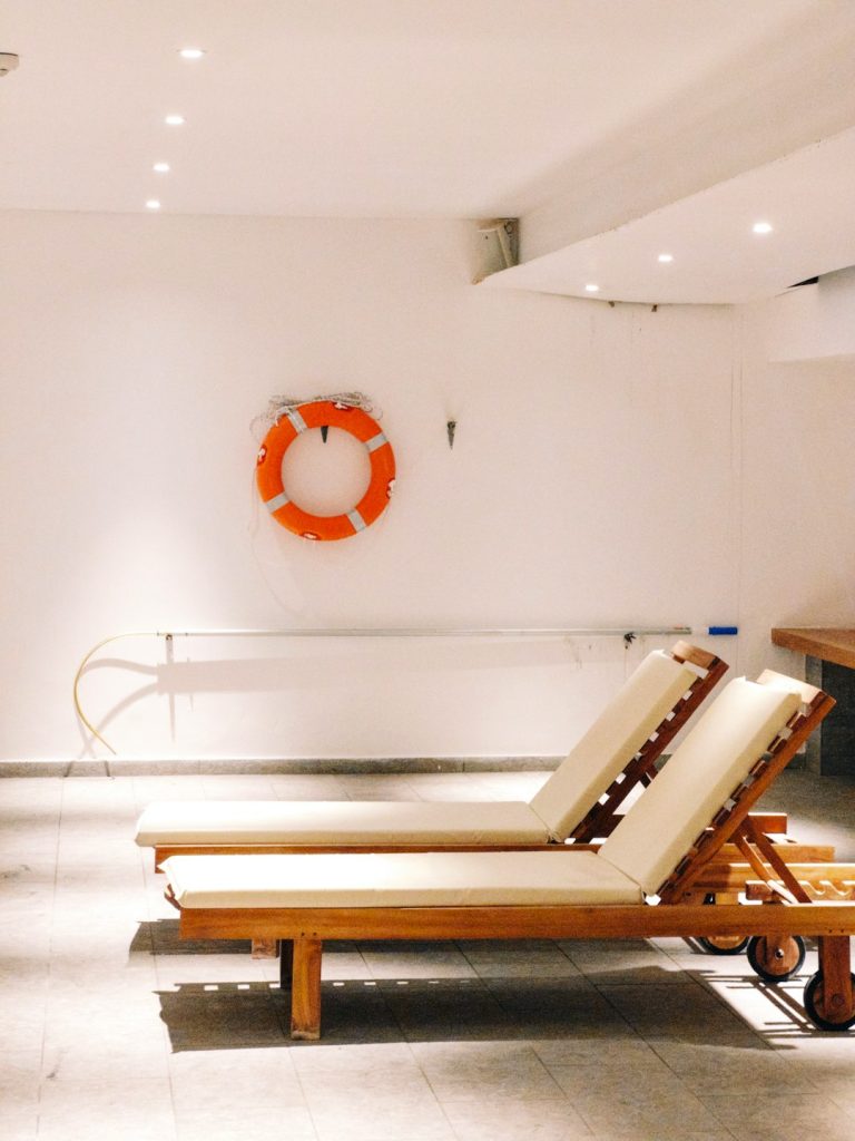 a-couple-of-lounge-chairs-sitting-in-a-room-xxfo4jlggmk